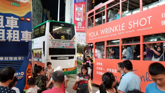 銅鑼灣有巴士相撞電車。網民Whchung Hong圖片