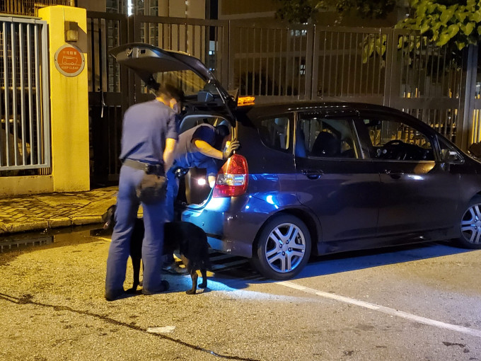 警方召緝毒犬到場搜車。