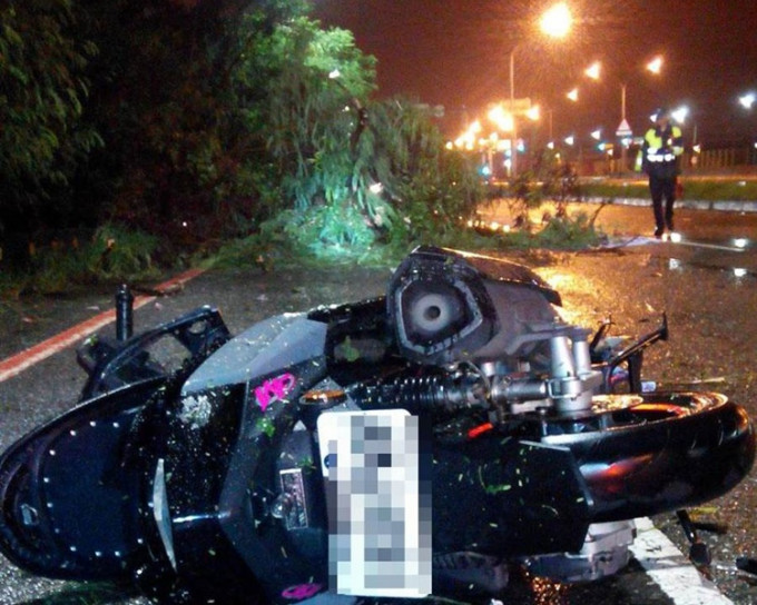 台湾18岁男子驾电单车撞上倒塌大树遭树枝穿胸死亡。