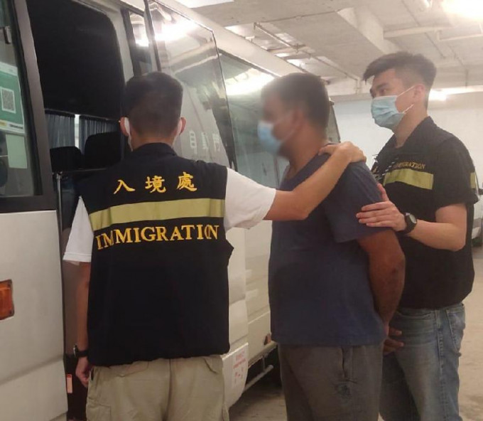 入境处行动中共拘捕9人。图:政府新闻处