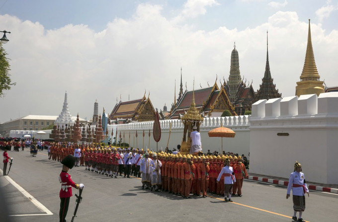 普密蓬的骨灰送往大皇宫及玉佛寺暂时供奉。AP图片