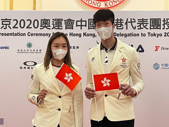 谢影雪(左)及张家朗担任今届东京奥运开幕礼港队持旗手。 港协暨奥委会资料图片