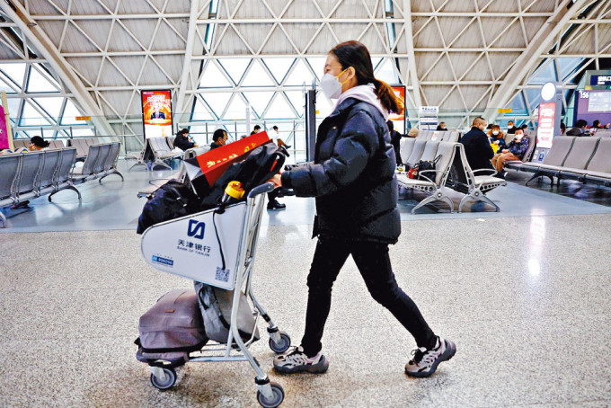 四川成都國際機場的出境人員。