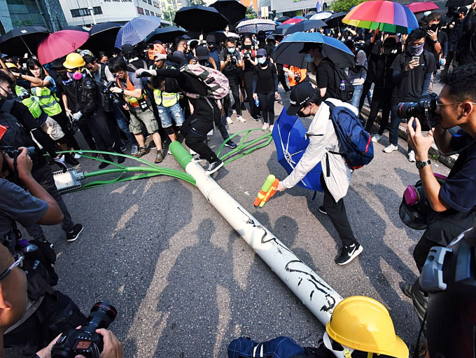 有示威者拉倒九龍灣的智慧燈柱。