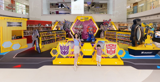 皇室堡《变形金刚：斯比顿传奇》期间限定店除发售逾50款主题玩具，更有4大宇宙战斗场景可以打卡。
