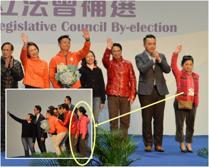 郑泳舜庆祝胜选时，陈玉娥（黄圈）上台举手致意和大合照。
