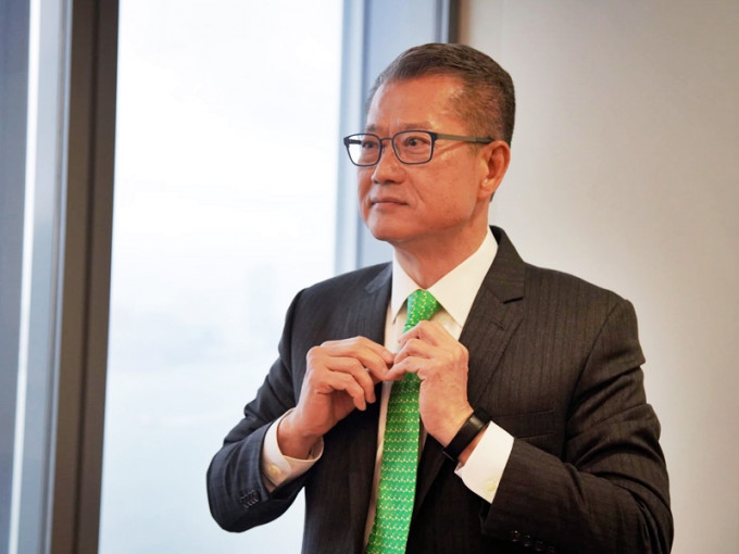 陳茂波結上綠色領帶，配合《預算案》的封面顏色。Facebook圖片