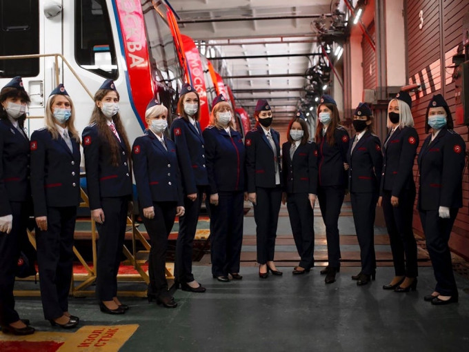 首批12名女司機於1月1日起正式上班。網圖
