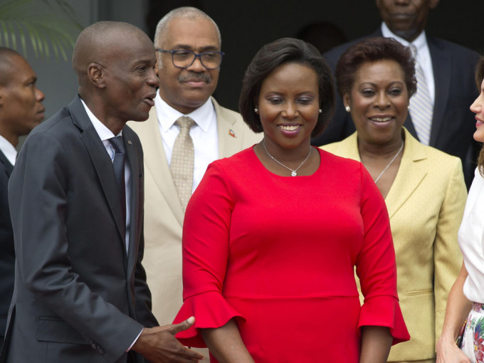 已故海地總統莫伊茲（左）及其夫人馬丁（紅衫）。AP資料圖片