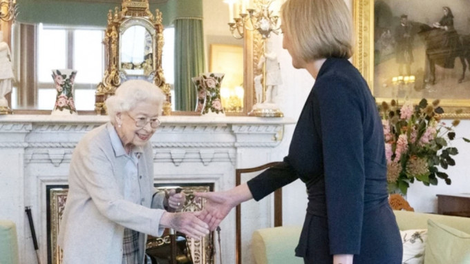 英女皇最后公开身影，手背现瘀青。AP图片