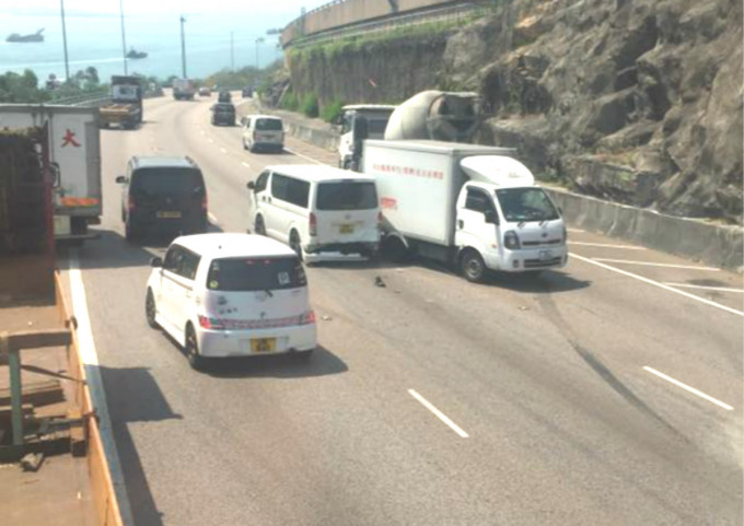 客貨車與貨車相撞。網民Toni Hedy‎圖片