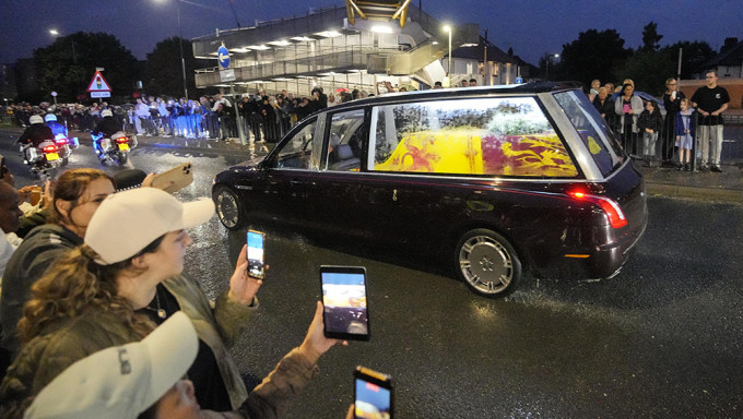 载著伊利沙伯二世灵柩的灵车返抵白金汉宫。AP
