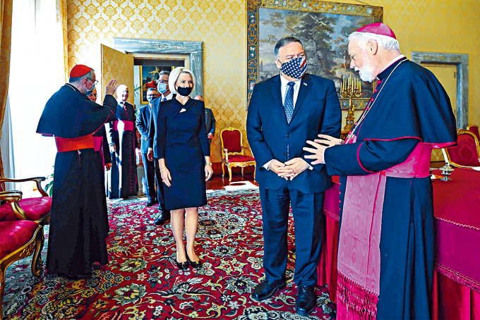 蓬佩奧與梵蒂岡國務卿帕羅林（右）會面。