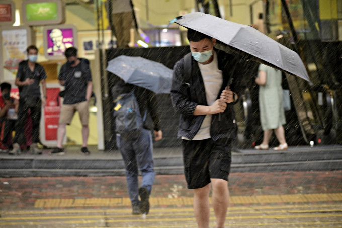 预料星期二、三广东沿岸狂风骤雨增多。资料图片