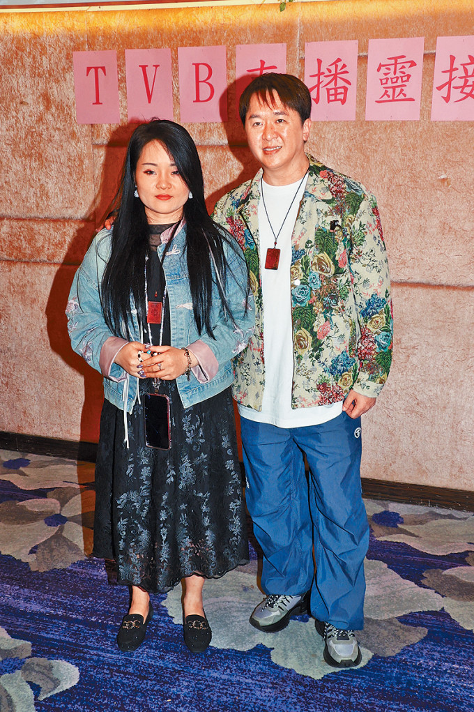 鄧兆尊帶女友Nana出席祝捷會。