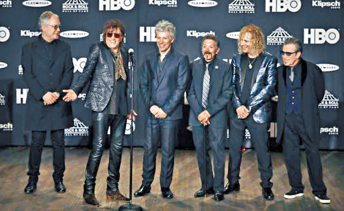 2018年Bon Jovi打入搖滾名人堂時，Alec（右三）有份出席。