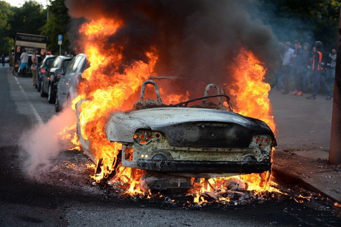 冲突期间有汽车被人纵火。美联社