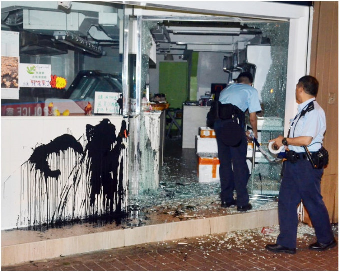 店鋪大門玻璃被打破並被淋潑黑油。