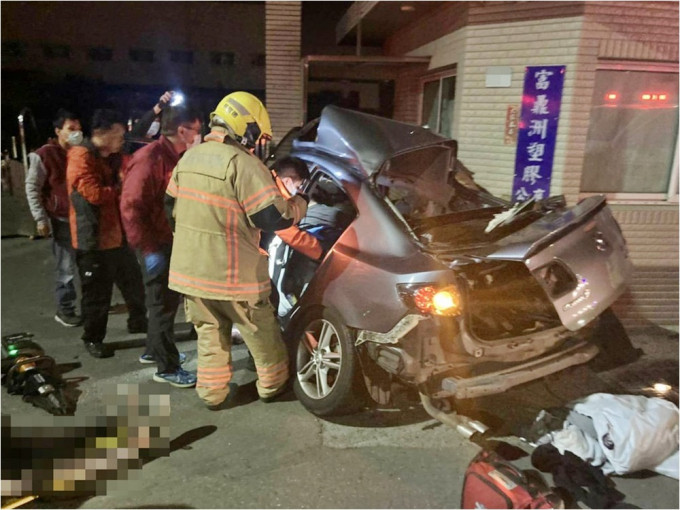 台南昨晚發生嚴重車禍，車上6男女1狗全數死亡。台南消防局圖片