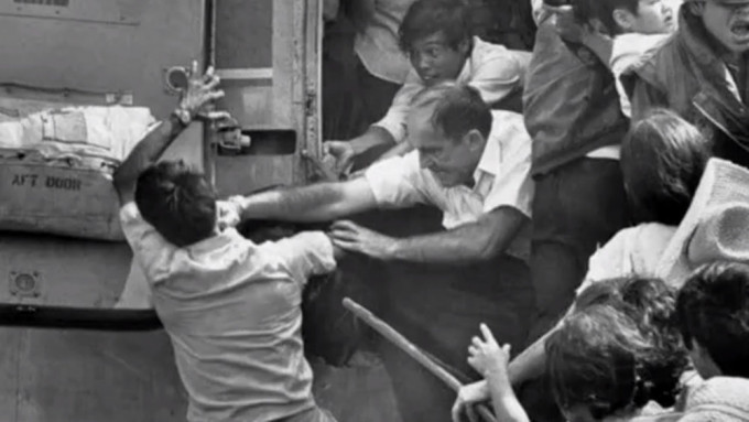 美國人員為逃命，一拳打下一個南越人。網上資料圖片