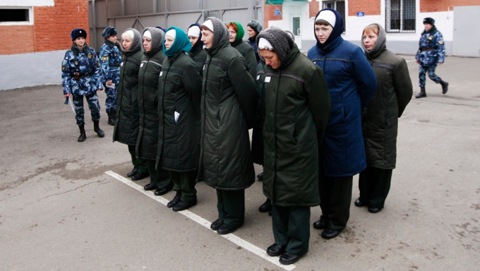 俄羅斯男囚犯枯竭，轉向女子監獄招募新兵。 路透社