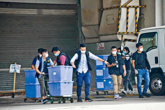 警方前日在壹傳媒總部檢走二十五箱證物。