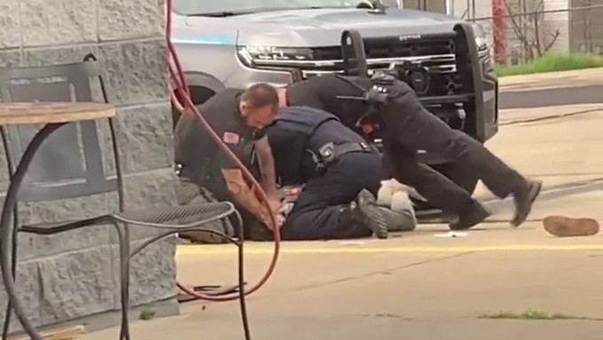 美国3警暴力执法影片曝光，压疑犯在地重拳打头狂施膝撞。