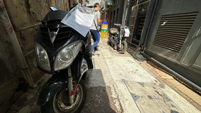 当局清理后巷的电单车。新闻处图片