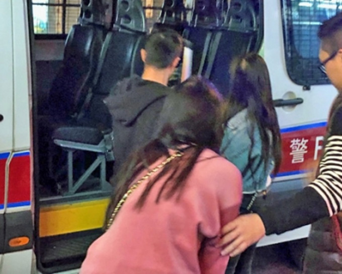 警方於九龍城掃黃，拘捕五名內地女子。警方圖片