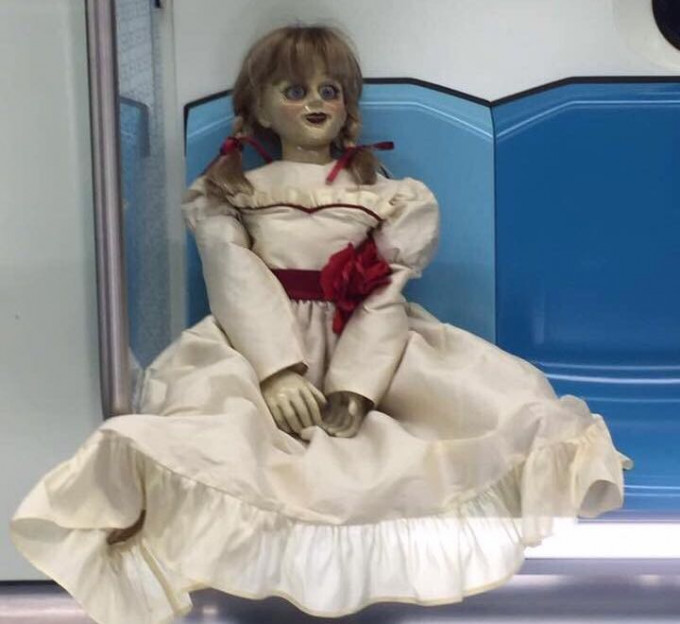 坐在列車上的鬼娃娃。
(圖:Rapid KL Facebook)