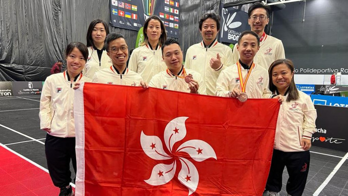 陳浩源(前排中)及朱文佳(前排右二)於西班牙托利多殘疾人羽毛球國際賽2023男單賽事各取一銅。香港傷殘人士體育協會圖片