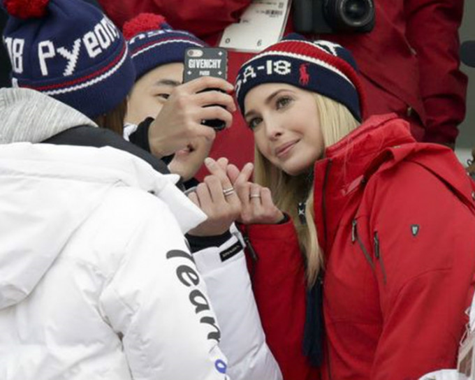 伊万卡与南韩运动员自拍，更比「心心指」手势。AP