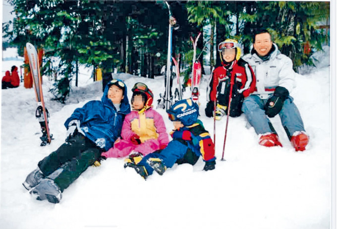 ■每年聖誕節，陳振聰都陪子女去度假滑雪。