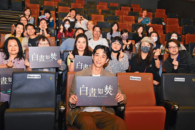 台灣男星劉以豪昨日到戲院謝票，又跟粉絲合照。