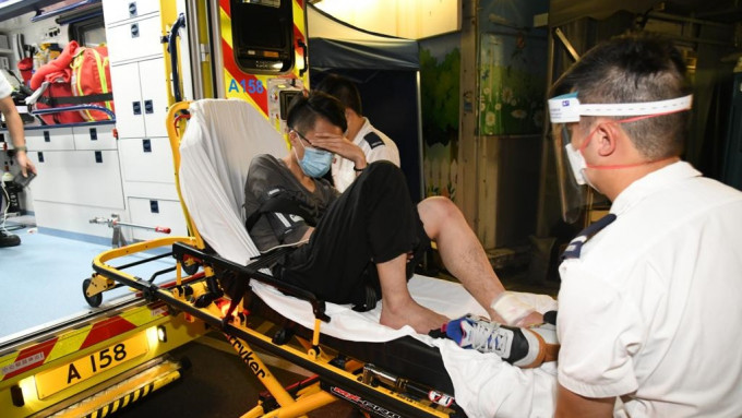 尖沙嘴一名男子遭的士撞伤左脚，由救护车送院治理。