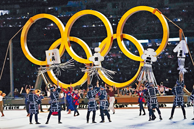 ■表演者举起奥运五环。