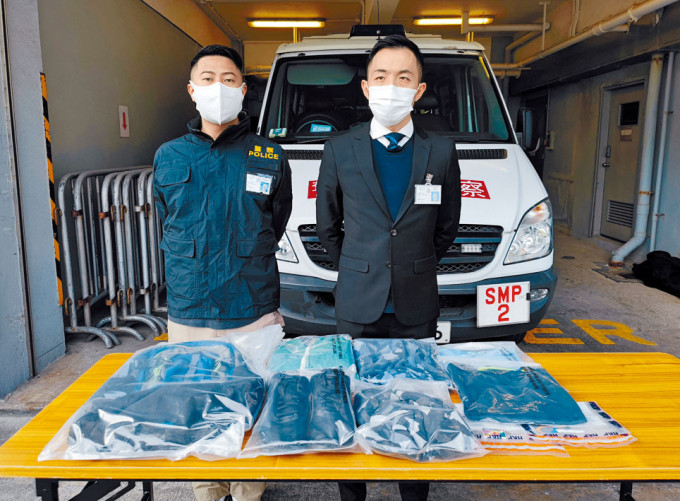 秀茂坪警区刑事调查队督察吴欣晃（右）展示非礼案件的证物。