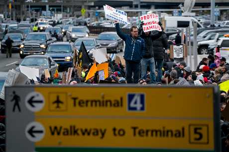 示威者在紐約甘迺迪國際機場外抗議。AP