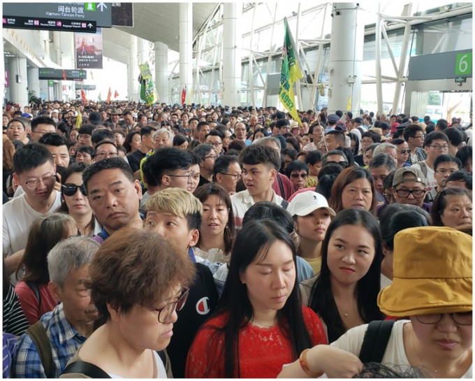 數百名旅客迫爆碼頭等候。市民提供