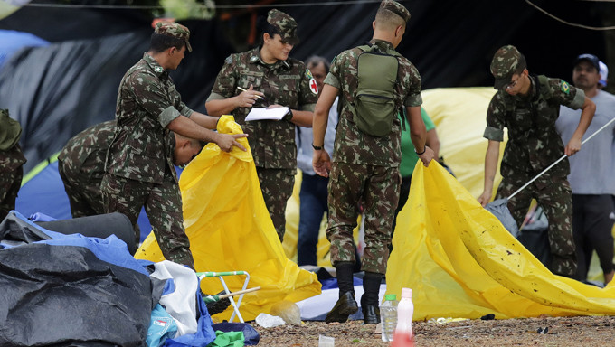 巴西军警清拆前总统支持者营地，拘逾千人。AP