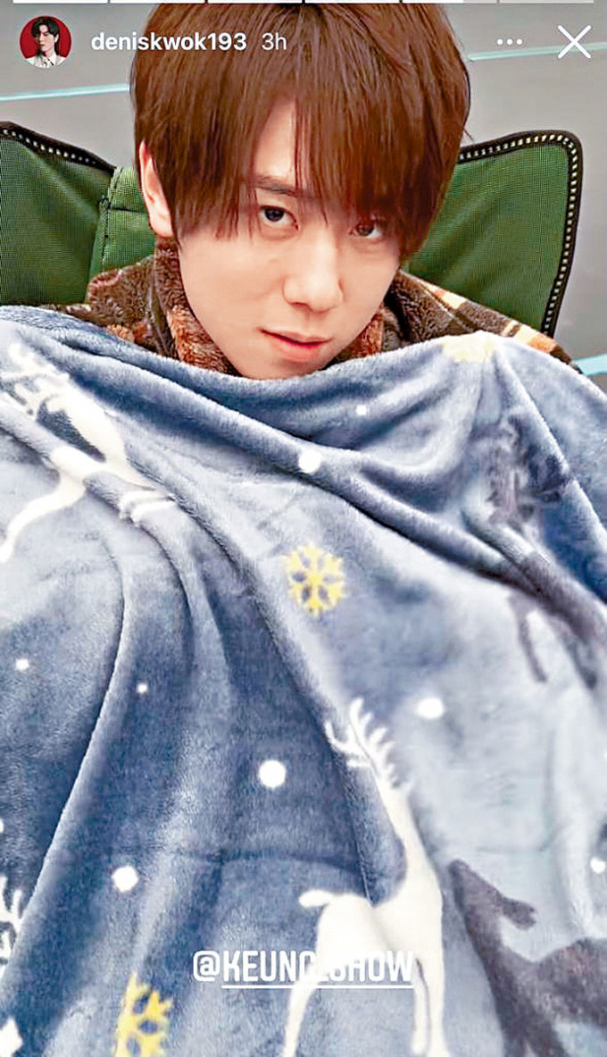 姜涛在严寒下拍摄，要用193的大毛巾取暖。