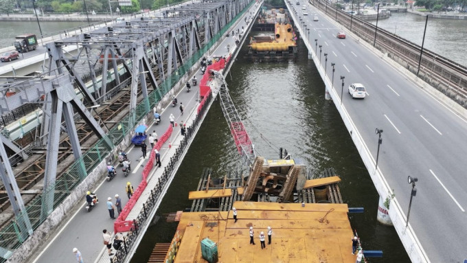 广州珠江大桥吊机翻侧，桥体受损。