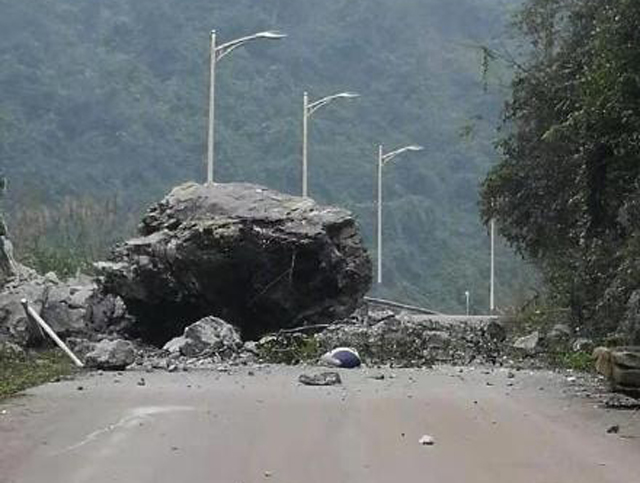 部分村莊有滾石落下。 央視新聞微博圖