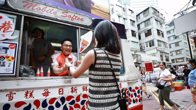 民建联梁熙在铜锣湾举办民间版「开心香港欢迎您」活动，其中雪糕车深受欢迎。梁熙供图