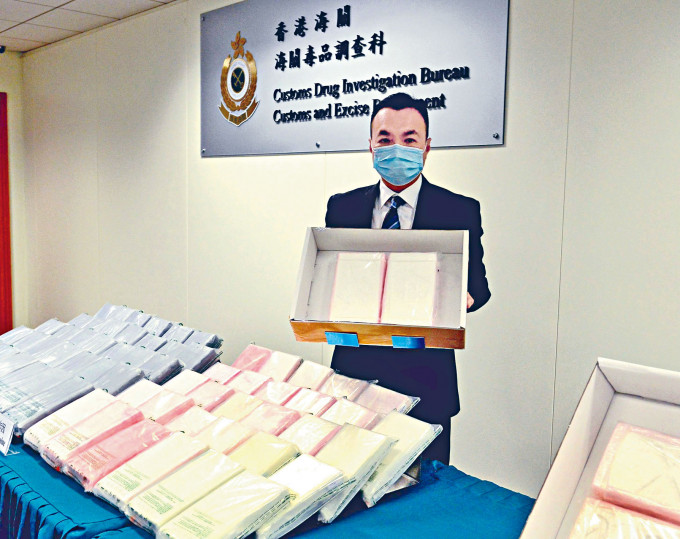 ■海关毒品调查课监督李嘉明展示检获的可卡因砖。
