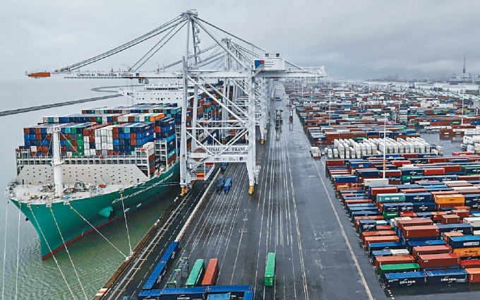 联合国报告表示，由于持续需求、供应不确定性，以及对港口效率的担忧挥之不去，预计运费将保持高位。网上图片