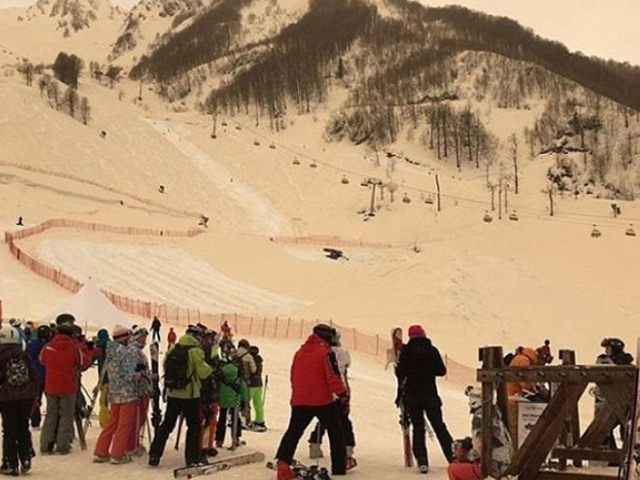 有滑雪人士抱怨滑雪時吃到沙。 網圖