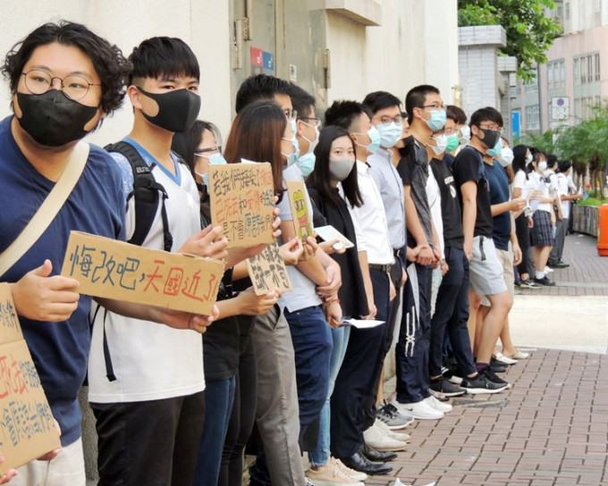 學生及校友組成人鏈，高呼「光復香港，時代革命」等口號。