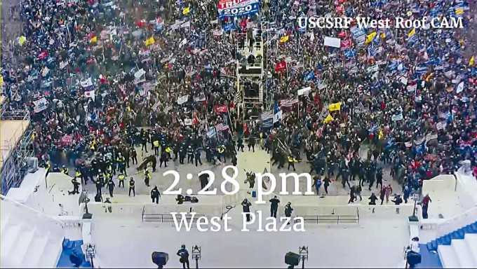 國會公開聽證會周四展示的畫面顯示，數以千計示威者去年一月六日聚集國會山莊外。