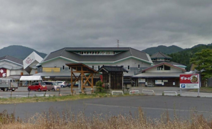 現場是新潟縣一處「道之驛」道路旁休息站。網圖